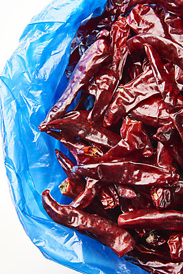 포토 JPG 식재료 재료 비닐봉투 누끼 사람없음 하이앵글 여러개 흰배경 말린고추 양념재료 플랫레이 국내포토 뷰포인트 다수 백그라운드 고추 봉투 흰색 플랫 파일형식