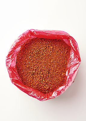 포토 JPG 식재료 재료 비닐봉투 누끼 사람없음 하이앵글 흰배경 고춧가루 말린고추 양념재료 플랫레이 국내포토 뷰포인트 백그라운드 고추 봉투 흰색 플랫 가루 파일형식