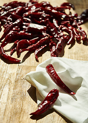 포토 JPG 식재료 재료 사람없음 아웃포커스 여러개 천 말린고추 양념재료 나무배경 국내포토 다수 백그라운드 고추 촬영기법 직물 파일형식