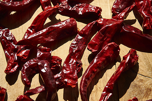 포토 JPG 식재료 재료 근접촬영 사람없음 여러개 말린고추 양념재료 나무배경 국내포토 뷰포인트 다수 백그라운드 고추 파일형식