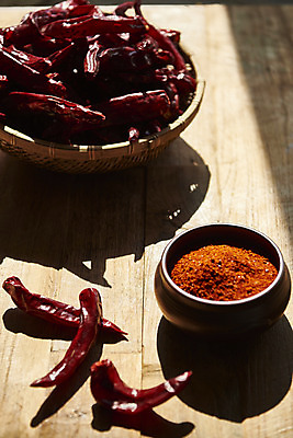 포토 JPG 식재료 재료 사람없음 햇빛 여러개 고춧가루 나무쟁반 말린고추 양념재료 나무배경 국내포토 다수 백그라운드 고추 쟁반 목재 태양 가루 파일형식