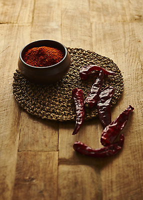 포토 JPG 식재료 재료 사람없음 여러개 고춧가루 나무받침 말린고추 양념재료 나무배경 국내포토 다수 백그라운드 고추 목재 가루 받침대 파일형식