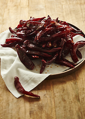 포토 JPG 접시 식재료 재료 사람없음 여러개 천 말린고추 양념재료 나무배경 국내포토 식기 다수 백그라운드 고추 직물 파일형식