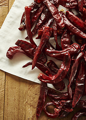 포토 JPG 식재료 재료 근접촬영 사람없음 하이앵글 여러개 천 말린고추 양념재료 플랫레이 나무배경 국내포토 뷰포인트 다수 백그라운드 고추 직물 플랫 파일형식