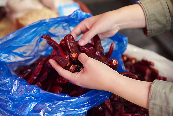 포토 JPG 손 여자 식재료 재료 비닐봉투 한손 한명 들기 성인 신체부위 여러개 잡기 시장 방앗간 말린고추 양념재료 전통시장 국내포토 1 전통 다수 모션 고추 봉투 사람 파일형식