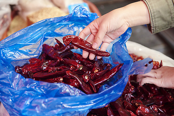 포토 JPG 손 여자 식재료 재료 비닐봉투 한손 한명 들기 성인 신체부위 여러개 잡기 시장 방앗간 말린고추 양념재료 전통시장 국내포토 1 전통 다수 모션 고추 봉투 사람 파일형식