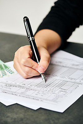 포토 JPG 스튜디오촬영 손 여자 지폐 돈 비즈니스 검은배경 실내 한명 신체부위 30대 금융 경제 볼펜 한국인 기록 오브젝트 문서 문서작성 세금 성인여자한명만 연말정산 국내포토 1 백그라운드 사람 동양인 내부 장년 펜 검은색 재산 여자한명만 성인여자만 파일형식