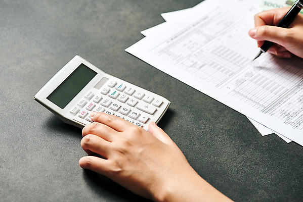 포토 JPG 스튜디오촬영 손 여자 비즈니스 검은배경 실내 한명 신체부위 30대 금융 경제 볼펜 한국인 계산기 기록 계산 오브젝트 문서 문서작성 세금 성인여자한명만 연말정산 국내포토 1 백그라운드 문구용품 사람 동양인 내부 장년 펜 검은색 장비 여자한명만 성인여자만 파일형식