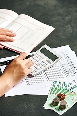 포토 1 백그라운드 돈 문구용품 실내 사람 동양인 내부 신체부위 장년 경제 펜 검은색 장비 재산 여자한명만 성인여자만 파일형식 가계부 JPG 오브젝트 한국인 스튜디오촬영 비즈니스 금융 세금 연말정산 손 한명 성인여자한명만 여자 30대 볼펜 기록 문서작성 문서 계산기 지폐 동전 검은배경 계산 국내포토