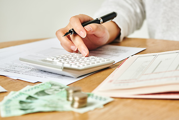 포토 1 돈 문구용품 실내 사람 동양인 내부 신체부위 장년 경제 펜 장비 재산 여자한명만 성인여자만 파일형식 가계부 JPG 오브젝트 한국인 스튜디오촬영 비즈니스 금융 세금 연말정산 손 한명 성인여자한명만 여자 30대 볼펜 기록 문서작성 문서 계산기 지폐 동전 계산 국내포토