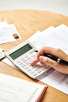 포토 JPG 스튜디오촬영 손 여자 비즈니스 실내 한명 신체부위 30대 금융 경제 볼펜 한국인 계산기 기록 계산 오브젝트 문서 회계 가계부 문서작성 세금 성인여자한명만 연말정산 국내포토 1 문구용품 사람 동양인 내부 장년 펜 장비 여자한명만 성인여자만 파일형식