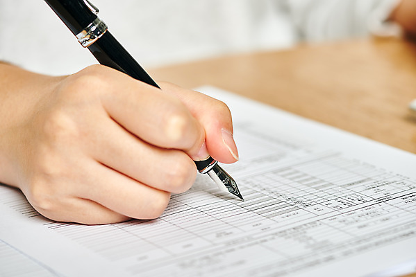 포토 JPG 스튜디오촬영 손 여자 비즈니스 실내 한명 아웃포커스 신체부위 30대 금융 경제 볼펜 한국인 기록 오브젝트 문서 문서작성 세금 성인여자한명만 연말정산 국내포토 1 촬영기법 사람 동양인 내부 장년 펜 여자한명만 성인여자만 파일형식