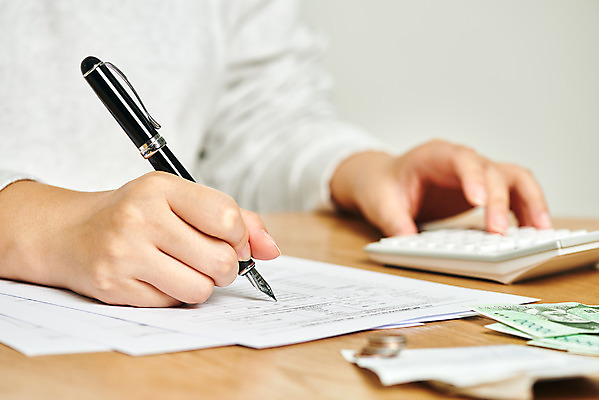 포토 JPG 스튜디오촬영 손 여자 지폐 돈 비즈니스 실내 한명 아웃포커스 신체부위 30대 금융 경제 볼펜 동전 한국인 계산기 기록 계산 오브젝트 문서 회계 문서작성 세금 성인여자한명만 연말정산 국내포토 1 문구용품 촬영기법 사람 동양인 내부 장년 펜 장비 재산 여자한명만 성인여자만 파일형식