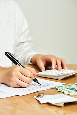 포토 JPG 스튜디오촬영 손 여자 지폐 돈 비즈니스 실내 한명 신체부위 30대 금융 경제 볼펜 동전 한국인 계산기 기록 계산 오브젝트 문서 문서작성 세금 성인여자한명만 연말정산 국내포토 1 문구용품 사람 동양인 내부 장년 펜 장비 재산 여자한명만 성인여자만 파일형식