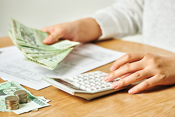 포토 JPG 스튜디오촬영 손 여자 지폐 돈 비즈니스 실내 한명 신체부위 30대 금융 경제 동전 한국인 계산기 계산 오브젝트 문서 돈계산 세금 성인여자한명만 연말정산 국내포토 1 문구용품 사람 동양인 내부 장년 장비 재산 여자한명만 성인여자만 파일형식