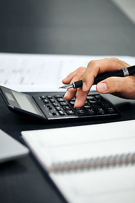 포토 JPG 스튜디오촬영 손 노년 남자 비즈니스 검은배경 실내 아웃포커스 신체부위 금융 경제 볼펜 한국인 계산기 기록 계산 60대 오브젝트 문서 회계 문서작성 세금 노인남자한명만 연말정산 국내포토 백그라운드 문구용품 촬영기법 사람 동양인 성인 내부 펜 검은색 장비 남자한명만 노인남자만 파일형식