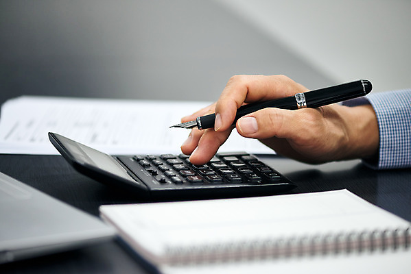 포토 JPG 스튜디오촬영 손 노년 남자 비즈니스 검은배경 실내 신체부위 금융 경제 볼펜 한국인 계산기 기록 계산 60대 오브젝트 문서 회계 문서작성 세금 노인남자한명만 연말정산 국내포토 백그라운드 문구용품 사람 동양인 성인 내부 펜 검은색 장비 남자한명만 노인남자만 파일형식