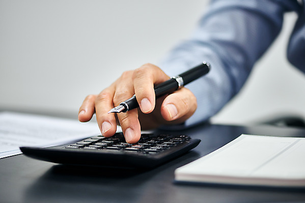 포토 JPG 스튜디오촬영 손 노년 남자 비즈니스 검은배경 실내 신체부위 금융 경제 볼펜 한국인 계산기 기록 계산 60대 오브젝트 문서 회계 문서작성 세금 노인남자한명만 연말정산 국내포토 백그라운드 문구용품 사람 동양인 성인 내부 펜 검은색 장비 남자한명만 노인남자만 파일형식