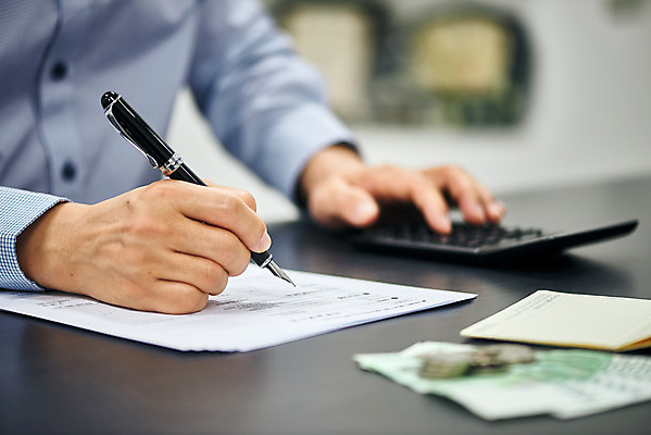 포토 노년 백그라운드 돈 문구용품 촬영기법 실내 사람 동양인 성인 내부 신체부위 금융 경제 펜 검은색 장비 재산 남자한명만 노인남자만 파일형식 아웃포커스 JPG 오브젝트 노인남자한명만 남자 한국인 스튜디오촬영 비즈니스 세금 60대 연말정산 손 볼펜 기록 문서작성 문서 계산기 지폐 동전 통장 검은배경 계산 회계 국내포토