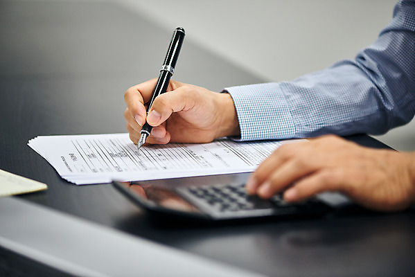 포토 JPG 스튜디오촬영 손 노년 남자 비즈니스 검은배경 실내 신체부위 금융 경제 볼펜 한국인 계산기 기록 계산 60대 오브젝트 문서 회계 문서작성 세금 노인남자한명만 연말정산 국내포토 백그라운드 문구용품 사람 동양인 성인 내부 펜 검은색 장비 남자한명만 노인남자만 파일형식