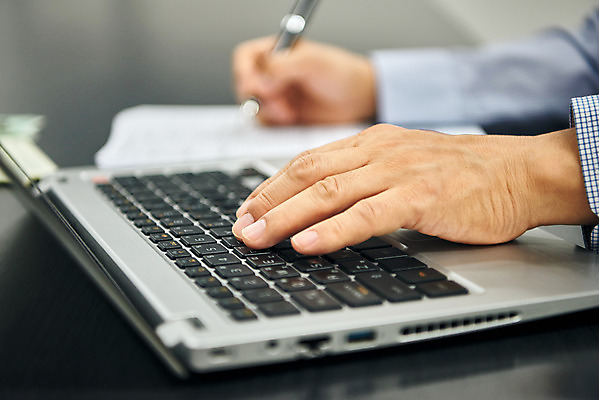 포토 노년 백그라운드 실내 사람 동양인 성인 내부 신체부위 경제 전자제품 펜 검은색 남자한명만 노인남자만 파일형식 노트북 JPG 오브젝트 노인남자한명만 남자 한국인 스튜디오촬영 비즈니스 금융 세금 60대 연말정산 손 볼펜 기록 문서작성 문서 검은배경 국내포토