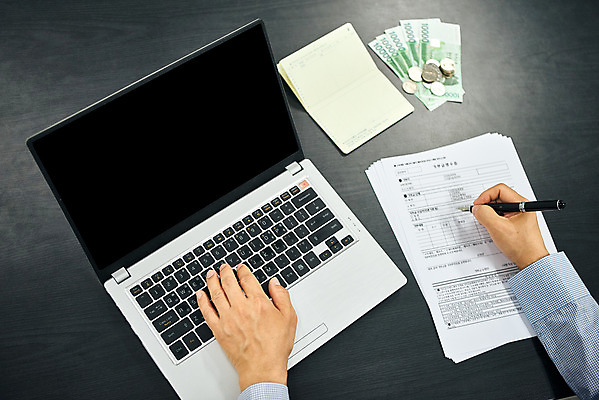 포토 JPG 스튜디오촬영 손 노년 남자 지폐 돈 비즈니스 검은배경 실내 신체부위 금융 경제 노트북 볼펜 동전 한국인 기록 60대 오브젝트 문서 통장 문서작성 세금 노인남자한명만 연말정산 국내포토 백그라운드 사람 동양인 성인 내부 전자제품 펜 검은색 재산 남자한명만 노인남자만 파일형식