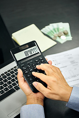 포토 JPG 스튜디오촬영 손 노년 남자 지폐 돈 비즈니스 검은배경 실내 신체부위 금융 경제 동전 한국인 계산기 계산 60대 오브젝트 문서 통장 회계 세금 노인남자한명만 연말정산 국내포토 백그라운드 문구용품 사람 동양인 성인 내부 검은색 장비 재산 남자한명만 노인남자만 파일형식