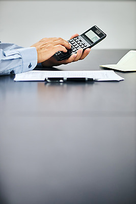 포토 JPG 스튜디오촬영 손 노년 남자 비즈니스 검은배경 실내 신체부위 금융 경제 볼펜 한국인 계산기 계산 60대 오브젝트 문서 통장 회계 세금 노인남자한명만 연말정산 국내포토 백그라운드 문구용품 사람 동양인 성인 내부 펜 검은색 장비 남자한명만 노인남자만 파일형식