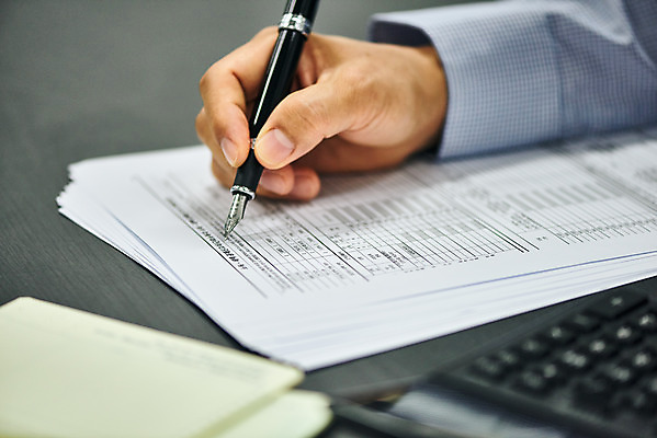 포토 JPG 스튜디오촬영 손 노년 남자 비즈니스 검은배경 실내 신체부위 금융 경제 볼펜 한국인 계산기 기록 계산 60대 오브젝트 문서 통장 회계 문서작성 세금 노인남자한명만 연말정산 국내포토 백그라운드 문구용품 사람 동양인 성인 내부 펜 검은색 장비 남자한명만 노인남자만 파일형식