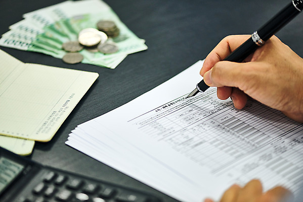 포토 JPG 스튜디오촬영 손 노년 남자 지폐 돈 비즈니스 검은배경 실내 신체부위 금융 경제 볼펜 동전 한국인 계산기 기록 계산 60대 오브젝트 문서 통장 회계 문서작성 세금 노인남자한명만 연말정산 국내포토 백그라운드 문구용품 사람 동양인 성인 내부 펜 검은색 장비 재산 남자한명만 노인남자만 파일형식