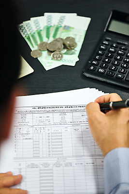 포토 JPG 스튜디오촬영 손 노년 남자 지폐 돈 비즈니스 검은배경 실내 아웃포커스 신체부위 금융 경제 볼펜 동전 한국인 계산기 기록 계산 60대 오브젝트 문서 회계 문서작성 세금 노인남자한명만 연말정산 국내포토 백그라운드 문구용품 촬영기법 사람 동양인 성인 내부 펜 검은색 장비 재산 남자한명만 노인남자만 파일형식