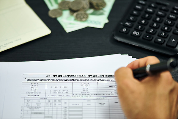 포토 JPG 스튜디오촬영 손 노년 남자 지폐 돈 비즈니스 검은배경 실내 신체부위 금융 경제 볼펜 동전 한국인 계산기 기록 계산 60대 오브젝트 문서 통장 문서작성 세금 노인남자한명만 연말정산 국내포토 백그라운드 문구용품 사람 동양인 성인 내부 펜 검은색 장비 재산 남자한명만 노인남자만 파일형식