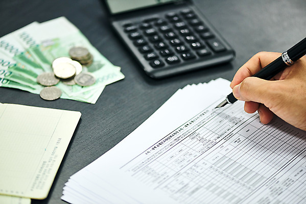 포토 JPG 스튜디오촬영 손 노년 남자 지폐 돈 비즈니스 검은배경 실내 신체부위 금융 경제 볼펜 동전 한국인 계산기 기록 계산 60대 오브젝트 문서 통장 문서작성 세금 노인남자한명만 연말정산 국내포토 백그라운드 문구용품 사람 동양인 성인 내부 펜 검은색 장비 재산 남자한명만 노인남자만 파일형식