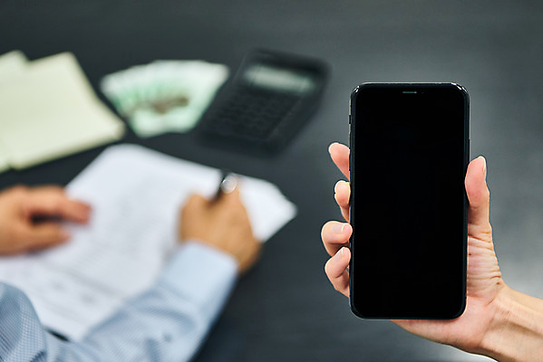 포토 JPG 스튜디오촬영 손 여자 노년 남자 지폐 돈 비즈니스 검은배경 실내 20대 성인 아웃포커스 신체부위 금융 경제 스마트폰 볼펜 동전 한국인 계산기 계산 60대 오브젝트 문서 통장 회계 세금 연말정산 국내포토 백그라운드 문구용품 촬영기법 사람 동양인 청년 내부 핸드폰 스마트기기 펜 검은색 장비 재산 파일형식