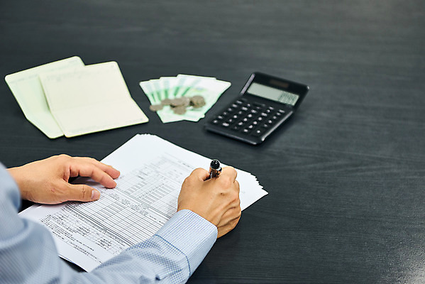 포토 JPG 스튜디오촬영 손 노년 남자 지폐 돈 비즈니스 검은배경 실내 신체부위 금융 경제 볼펜 동전 한국인 계산기 기록 계산 60대 오브젝트 문서 통장 문서작성 세금 노인남자한명만 연말정산 국내포토 백그라운드 문구용품 사람 동양인 성인 내부 펜 검은색 장비 재산 남자한명만 노인남자만 파일형식