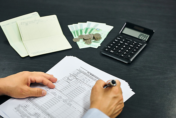 포토 JPG 스튜디오촬영 손 노년 남자 지폐 돈 비즈니스 검은배경 실내 신체부위 금융 경제 볼펜 동전 한국인 계산기 기록 계산 60대 오브젝트 문서 통장 문서작성 세금 노인남자한명만 연말정산 국내포토 백그라운드 문구용품 사람 동양인 성인 내부 펜 검은색 장비 재산 남자한명만 노인남자만 파일형식