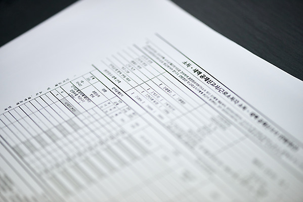 포토 JPG 스튜디오촬영 비즈니스 검은배경 실내 근접촬영 사람없음 아웃포커스 금융 경제 오브젝트 문서 세금 연말정산 국내포토 뷰포인트 백그라운드 촬영기법 내부 검은색 파일형식