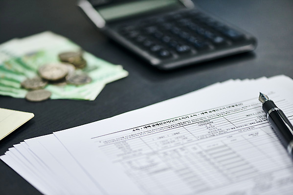 포토 JPG 스튜디오촬영 지폐 돈 비즈니스 검은배경 실내 근접촬영 사람없음 아웃포커스 금융 경제 볼펜 동전 계산기 계산 오브젝트 문서 통장 세금 연말정산 국내포토 뷰포인트 백그라운드 문구용품 촬영기법 내부 펜 검은색 장비 재산 파일형식