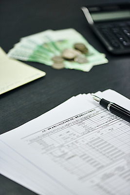 포토 JPG 스튜디오촬영 지폐 돈 비즈니스 검은배경 실내 근접촬영 사람없음 아웃포커스 금융 경제 볼펜 동전 계산기 계산 오브젝트 문서 통장 세금 연말정산 국내포토 뷰포인트 백그라운드 문구용품 촬영기법 내부 펜 검은색 장비 재산 파일형식