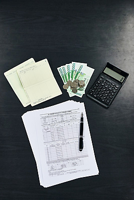 포토 JPG 스튜디오촬영 지폐 돈 비즈니스 검은배경 실내 사람없음 금융 경제 하이앵글 볼펜 동전 계산기 계산 오브젝트 문서 통장 회계 세금 연말정산 플랫레이 국내포토 뷰포인트 백그라운드 문구용품 내부 펜 검은색 장비 재산 플랫 파일형식