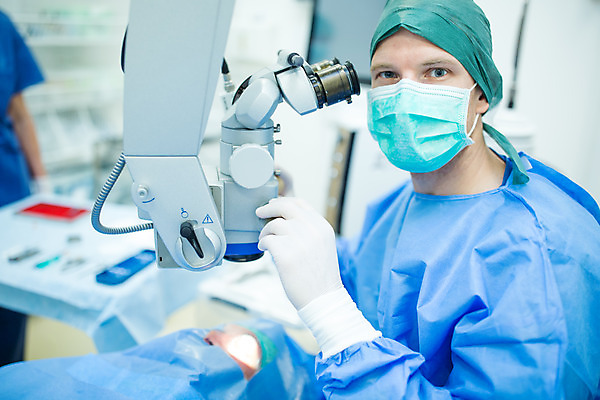 포토 JPG 서양인 외국인 손 여자 남자 실내 병원 현미경 마스크 사람 앉기 상반신 성인 두명 앞모습 신체부위 30대 눕기 환자 잡기 수술 수술복 체코 수술실 안과 수술기구 안과의사 안구 성인만 국내포토 유럽 뷰포인트 의학 의료기기 모션 실험기구 인종 내부 치료 장년 의사 가운 파일형식