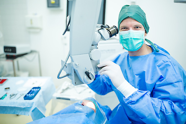 포토 JPG 서양인 외국인 여자 남자 실내 병원 현미경 마스크 미소 사람 앉기 상반신 성인 두명 앞모습 30대 눕기 환자 잡기 수술복 체코 수술실 안과 수술기구 안과의사 안구 성인만 국내포토 유럽 뷰포인트 의학 의료기기 모션 표정 실험기구 인종 내부 신체부위 장년 의사 가운 파일형식