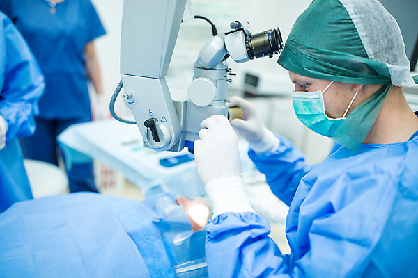 포토 JPG 서양인 외국인 여자 남자 중년 50대 실내 병원 현미경 마스크 서기 미소 사람 앉기 여러명 상반신 20대 성인 옆모습 30대 눕기 환자 의사 잡기 수술 수술복 체코 수술실 안과 수술기구 안과의사 안구 국내포토 유럽 뷰포인트 다수 의학 의료기기 모션 표정 실험기구 인종 청년 내부 신체부위 치료 장년 의료진 가운 파일형식