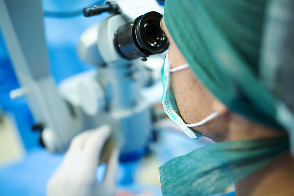 포토 JPG 서양인 외국인 남자 얼굴 실내 병원 현미경 마스크 한명 사람 앉기 근접촬영 상반신 성인 30대 의사 잡기 수술 수술복 체코 수술실 안과 수술기구 안과의사 안구 성인남자한명만 국내포토 1 유럽 뷰포인트 의학 의료기기 모션 실험기구 인종 내부 신체부위 치료 장년 의료진 가운 남자한명만 성인남자만 파일형식