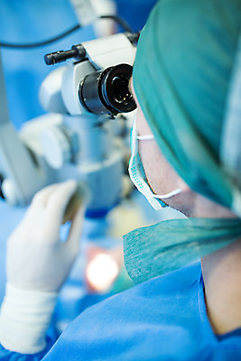 포토 JPG 서양인 외국인 남자 얼굴 실내 병원 현미경 마스크 한명 사람 앉기 근접촬영 상반신 성인 30대 의사 잡기 수술 수술복 체코 수술실 안과 수술기구 안과의사 안구 성인남자한명만 국내포토 1 유럽 뷰포인트 의학 의료기기 모션 실험기구 인종 내부 신체부위 치료 장년 의료진 가운 남자한명만 성인남자만 파일형식