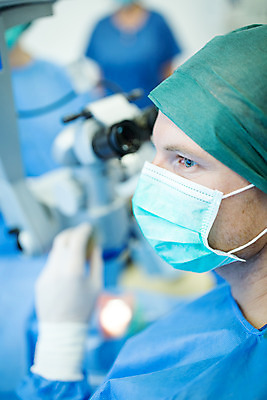 포토 JPG 서양인 외국인 남자 실내 병원 현미경 마스크 한명 사람 앉기 상반신 성인 옆모습 30대 의사 잡기 수술 수술복 체코 수술실 안과 수술기구 안과의사 안구 성인남자한명만 국내포토 1 유럽 뷰포인트 의학 의료기기 모션 실험기구 인종 내부 신체부위 치료 장년 의료진 가운 남자한명만 성인남자만 파일형식