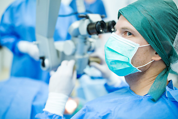 포토 JPG 서양인 외국인 여자 남자 중년 50대 실내 병원 현미경 마스크 사람 앉기 상반신 20대 성인 옆모습 세명 30대 잡기 수술 수술복 체코 수술실 안과 수술기구 안과의사 안구 국내포토 유럽 뷰포인트 의학 의료기기 모션 실험기구 인종 청년 내부 신체부위 치료 장년 의사 가운 파일형식