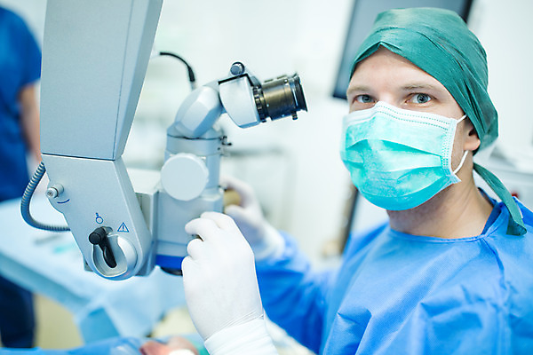 포토 JPG 서양인 외국인 응시 여자 남자 실내 병원 현미경 마스크 사람 앉기 상반신 20대 성인 두명 앞모습 신체부위 30대 눈 잡기 수술 수술복 체코 수술실 안과 수술기구 안과의사 안구 성인만 국내포토 시선 유럽 뷰포인트 의학 의료기기 모션 실험기구 인종 청년 내부 장년 의사 가운 파일형식