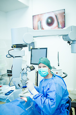 포토 JPG 서양인 외국인 응시 여자 남자 실내 병원 현미경 마스크 사람 앉기 상반신 20대 성인 두명 앞모습 30대 눕기 환자 잡기 수술 준비 수술복 체코 수술실 안과 수술기구 안과의사 안구 성인만 국내포토 시선 유럽 뷰포인트 의학 의료기기 모션 실험기구 인종 청년 내부 신체부위 치료 장년 의사 가운 파일형식