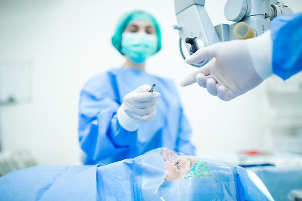 포토 JPG 서양인 외국인 손 응시 여자 남자 로우앵글 실내 병원 현미경 마스크 서기 사람 앉기 상반신 20대 성인 앞모습 세명 30대 눕기 환자 수술 수술복 체코 수술실 안과 수술기구 안과의사 안구 성인만 국내포토 시선 유럽 뷰포인트 의학 의료기기 모션 실험기구 인종 청년 내부 신체부위 치료 장년 의사 가운 파일형식